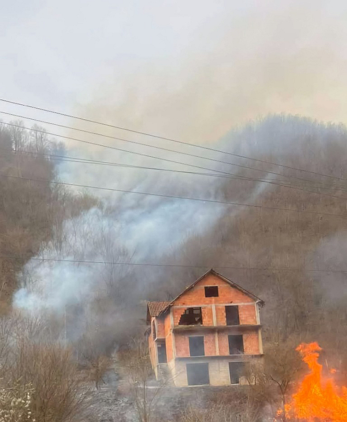 СРЕБРЕНИЦА, 11. МАРТА /СРНА/ - Ватрогасци у Братунцу су претходних дала угасили више пожара које су, упркос упозорењима, изазвали несавјесни грађана који су палили коров по њивама, те се ватра ширила на околне шуме.