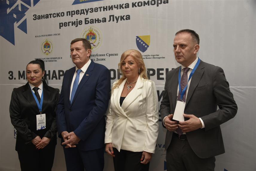 ЛАКТАШИ, 12. МАРТА /СРНА/ - Трећа Међународна конференција занатства и предузетништва Републике Српске почела је у Лакташима у присуству министра привреде и предузетништва Републике Српске Војина Митровића. Конференцији присуствују предсједник Подручне привредне коморе регије Бањалука Горан Рачић, директор Привредне коморе Србије Бранислава Симанић, те бројни гости из Републике Српске и региона.	