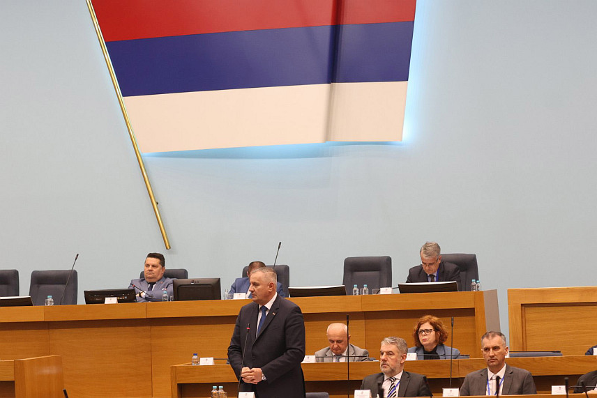 БАЊАЛУКА, 12. МАРТА /СРНА/ - Премијер Републике Српске Радован Вишковић рекао је у Народној скупштини да су процјене правних стручњака да Српској у овом моменту треба нови устав, те нагласио да овај највиши правни акт неће бити у супротности са Дејтонским мировним споразумом. /Фото - Борислав Здриња/