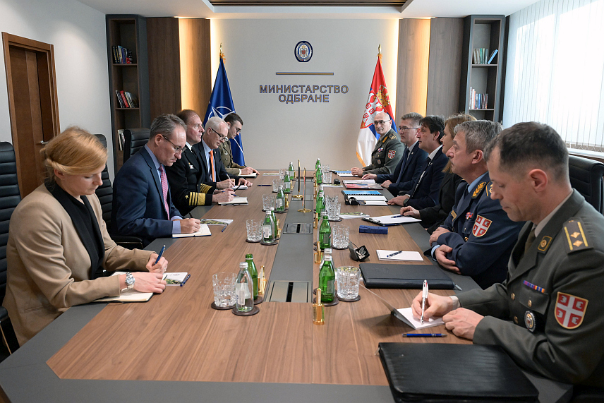 БЕОГРАД, 12. МАРТА /СРНА/ - Министар одбране Србије Братислав Гашић састао се данас у Београду са командантом Команде здружених снага НАTО у Напуљу адмиралом Стјуартом Манчом у Београду и исказао забринутост поводом једностраних потеза Аљбина Куртија уперених против Србије и српске заједница.
