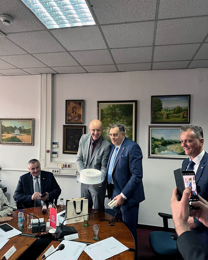 БАЊАЛУКА, 12. МАРТА /СРНА/ - Предсједник Републике Српске Милорад Додик захвалио је премијеру Радовану Вишковићу и посланицима СНСД-а у Народној скупштини Српске на пријатном изненађењу, торти и поклонима поводом рођендана.