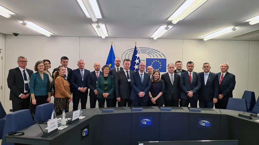 СТРАЗБУР, 12. МАРТА /СРНА/ - На сједници Парламентарног одбора за стабилизацију и придруживање /ПОСП/ између ЕУ и БиХ, која је данас почела у Стразбуру, оцијењено је да је очување стабилности БиХ кључно за наставак реформских процеса и даљи напредак ка чланству у ЕУ.