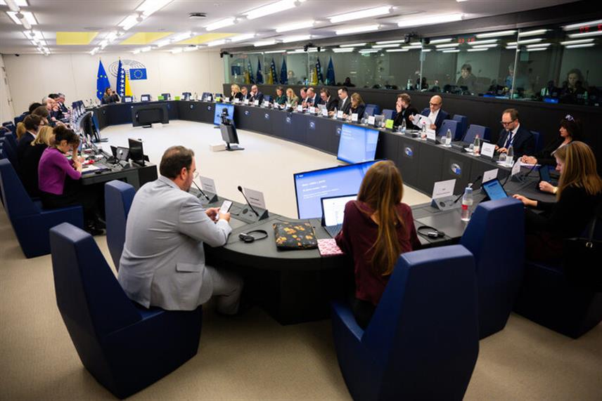 САРАЈЕВО, 13. МАРТА /СРНА/ - Сједница Парламентарног одбора за стабилизацију и придруживање између ЕУ и БиХ /ПОСП/ у Стразбуру. Овом сједницом, која је одржана јуче и данас, заједнички су предсједавали Давор Иво Штиер у име Европског парламента и Зденко Ћосић у име Парламентарне скупштине БиХ.	