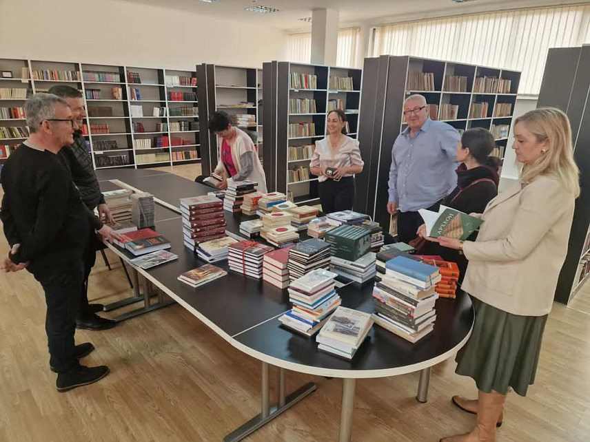 ПЕТРОВО, 13. МАРТА /СРНА/ - Народној библиотеци у Петрову уручено је око стотину књижних наслова које је поклонио Архив Војводине из Новог Сада.