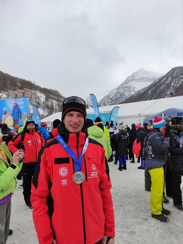 ПАЛЕ/ТОРИНО, 13. МАРТА /СРНА/ - Паљанин Његош Михајловић, који учествује на Специјалној олимпијади у Торину, данас је освојио сребрну медаљу у нордијском скијању на 7.500 метара слободним стилом.