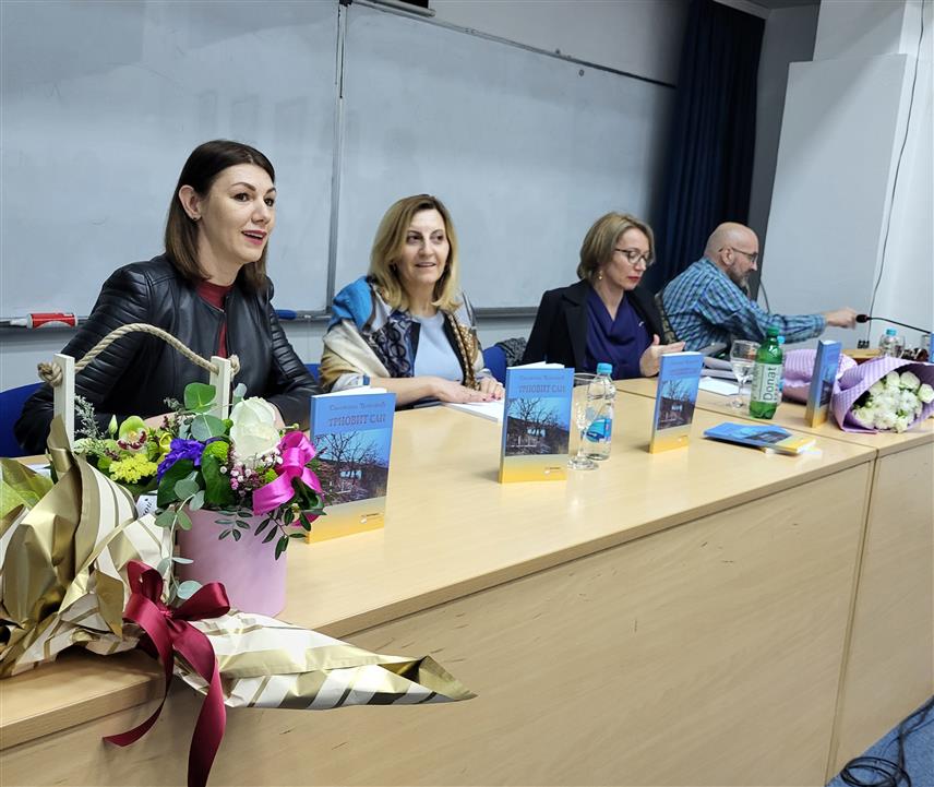 ПАЛЕ, 13. МАРТА /СРНА/ - На Филозофском факултету Пале вечерас је промовисана збирка поезије Сњежане Ђоковић под називом "Трновит сан", подијељена у три циклуса а говори о љубави, вјери, домовини, пјесништву.