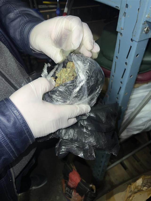 САРАЈЕВО, 14. МАРТА /СРНА/ - Тужилаштво Кантона Сарајево предложило је Кантоналном суду у Сарајеву одређивање једномјесечног притвора Амару Зулићу, Мирзи Зулићу, Ведаду Дреци, Мирзи Бајрићу и Давору Ђурђевићу, који су осумњичени за недозвољену производњу и стављање у промет дроге.