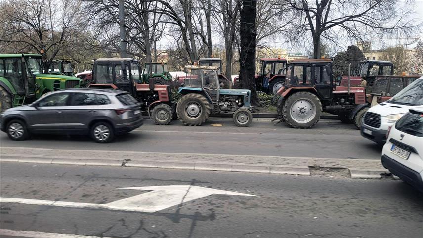 БЕОГРАД, 14. МАРТА /СРНА/ - Бројни трактори паркирани су од јутрос око Пионирског парка у Београду, гдје већ неколико дана у шаторима бораве чланови удружења "Студенти 2.0" који се залажу за деблокаду факултета и они који их подржавају.	