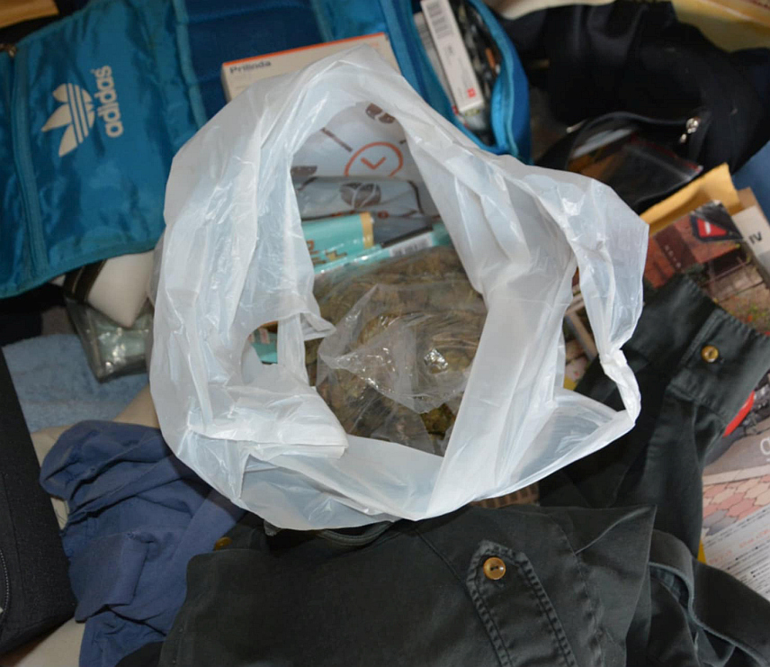 ДОБОЈ, 14. МАРТА /СРНА/ - Од лица из Добоја чији су иницијали С.Ј.Ц. полиција је одузела кокаин, марихуану и аутоматску пушку.	