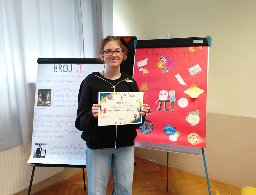 НОВИ ГРАД, 14. МАРТА /СРНА/ - Ученица другог разреда Гиманзије "Петар Кочић" из Новог Града Николија Павић данас је изговорила 432 децимале броја пи и побједила на такмичењу организованом поводом Дана овог броја.	
