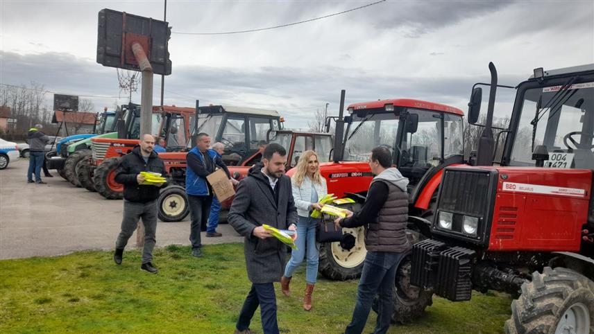 ШАМАЦ, 14.МАРTА /СРНА/ - У мјесту Тишина код Шамца у оквиру републичке превентивне кампање "Освјетлај образ домаћине" одржано је предавање за возаче трактора о значају означавања и освјетљавања трактора у саобраћају и придржавању основних правила у саобраћају.