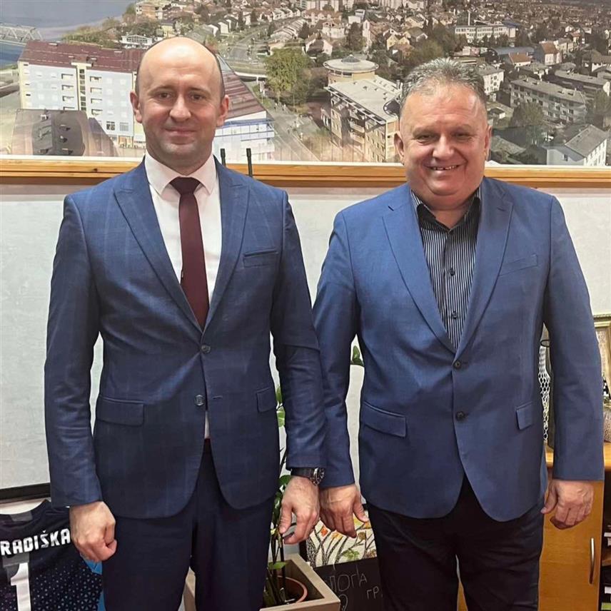 ГРАДИШКА, 14. МАРТА /СРНА/ - На радном састанку одржаном данас у Градишци, начелник општине Брод Милан Зечевић састао се с градоначелником Градишке Зораном Аџићем како би разговарали о унапређењу ефикасности рада администрације и могућностима развоја привредних зона.