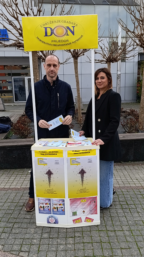 ПРИЈЕДОР, 14. МАРТА /СРНА/ - Удружење за заштиту потрошача "Дон" је данас у Приједору организовао инфо-штанд поводом 15. марта - Свјетског дана потрошача, дијелећи промотивне материјале с циљем информисања грађана о Закону о заштити потрошача, начину остваривања потрошачких права и значају њиховог ангажовања у заштити права потрошача.