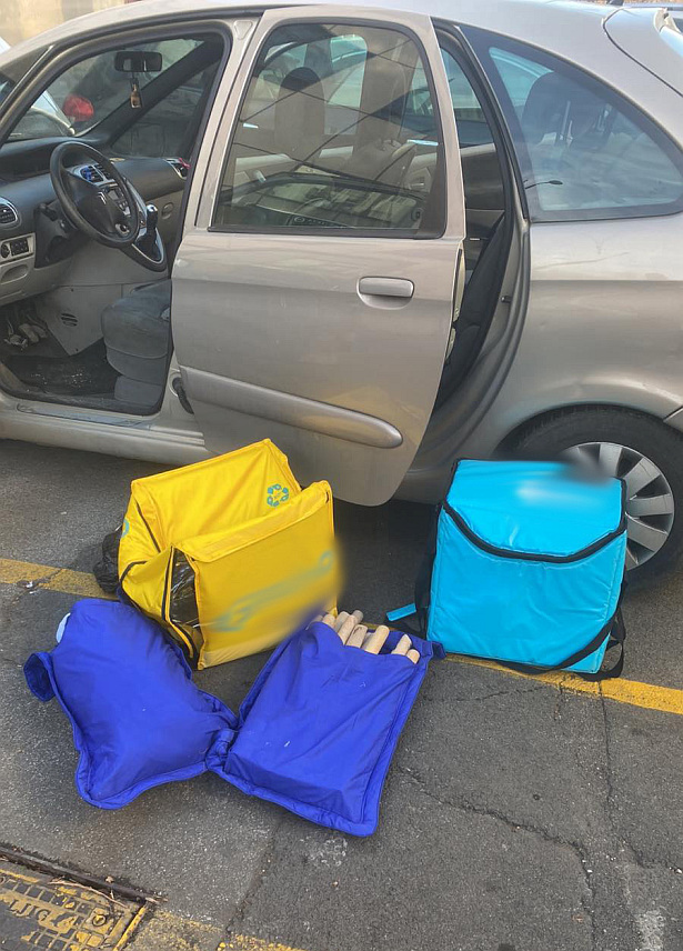 БЕОГРАД, 14. МАРТА /СРНА/ - Полиција у Београду пронашла је данас у аутомобилу "ситроен" њемачке регистрације двије торбе са већом количином молотовљевих коктела, 19 палица, 31 фантомку и заштитне рукавице.