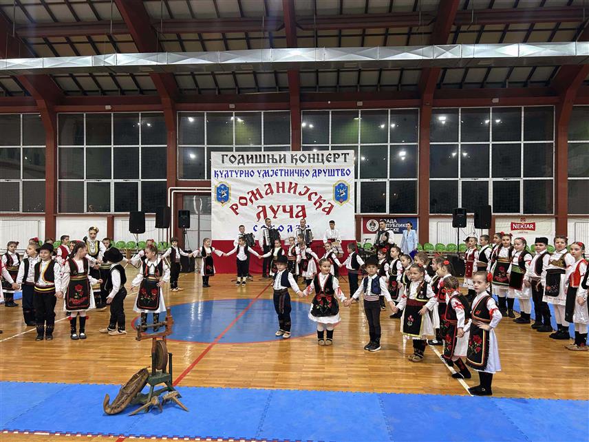 СОКОЛАЦ, 14. МАРТА /СРНА/ -Културно-умјетничко друштво /КУД/ "Романијска луча" са Сокоца одржало је вечерас годишњи концерт поводом славе Друштва Светог Симеона Мироточивог.