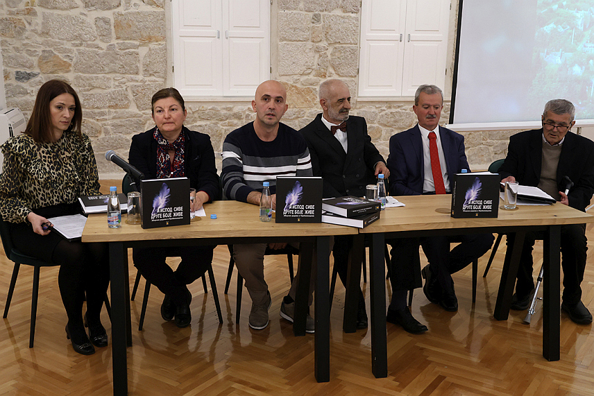 TРЕБИЊЕ, 14. МАРТА /СРНА/ - У Музеју Херцеговине у Tребињу вечерас је промовисан зборник радова о Пребиловцима "И испод сиве друге боје живе", који, између осталог, говори о страдању српског становништва у Другом свјетском рату.