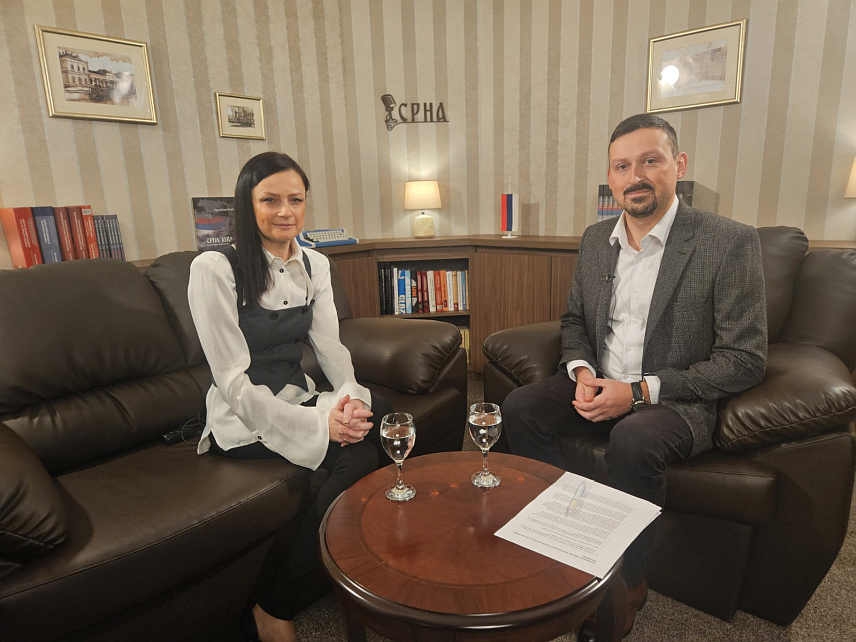 БАЊАЛУКА, 15. МАРТА /СРНА/ - Генерални секретар предсједника Републике Српске Јелена Пајић Баштинац истакла је данас да је нови устав Српске одговор на покушај успостављања закона јачег и из њега произилази слобода и суверенитет српског народа, али и слобода и достојанство сваког грађанина.