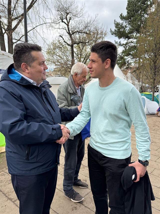БЕОГРАД, 15. МАРТА /СРНА/ - Предсједник Народне скупштине Републике Српске Ненад Стевандић саопштио је да је прије данашњег скупа у Београду посјетио студенте у Пионирским парку који хоће да уче.
