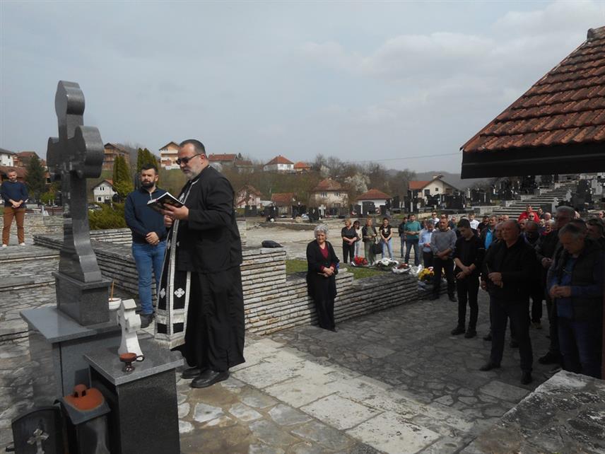 БРАТУНАЦ, 15. МАРТА /СРНА/ - На братуначком гробљу данас је парастосом погинулим српским борцима, чији су посмртни остаци, након потписивања Дејтонског споразума, у егзодусу Срба из сарајевских општина пренесени и сахрањени у овом гробљу, обиљежено 29 година од преноса њихових моштију у Братунац.