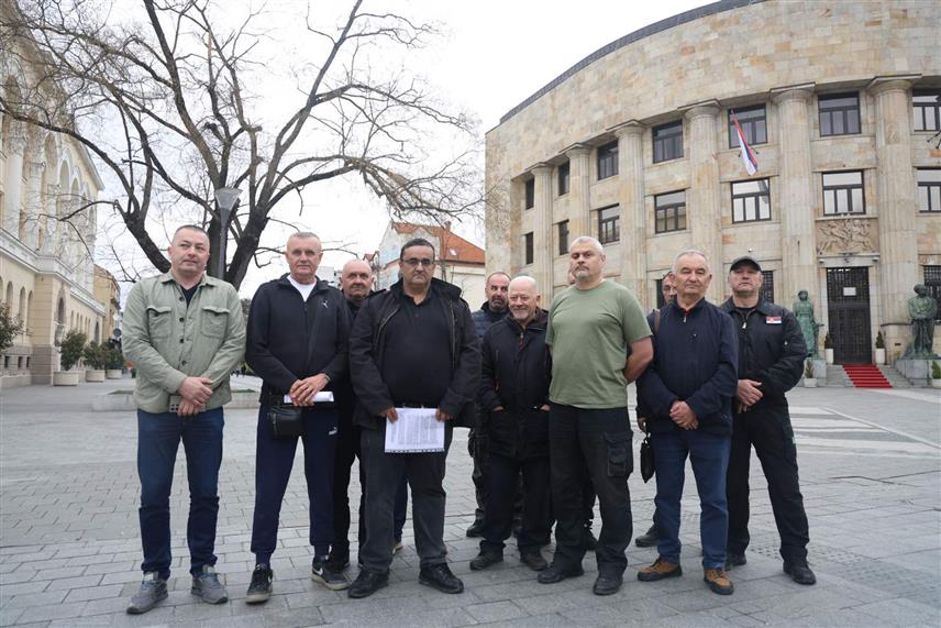 БАЊАЛУКА, 15. МАРТА /СРНА/ - Представници Координације удружења ветерана специјалних јединица Војске и Полиције Републике Српске окупили су се данас на платоу испред Палате Републике у Бањалуци како би исказали подршку руководству Републике Српске и послали антиратну поруку из Српске./Борислав Здриња/