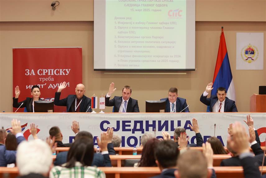 БАЊАЛУКА, 15. МАРТА /СРНА/ - Главни одбор Социјалистичке партије Српске /СПС/ осудио је политички монтиран процес против предсједника Републике Српске Милорада Додика, те позвао све конститутивне народе у БиХ и људе који се баве политиком на смиривање тензија и дијалог, саопштио је предсједник ове странке Горан Селак.