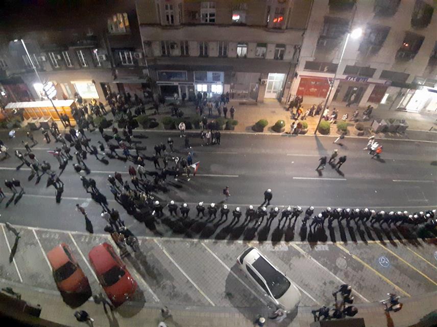 БЕОГРАД, 15. МАРТА /СРНА/ - На више локација у центру Београда дошло је до инцидената и међусобне туче дијела учесника данашњег протеста, који су у више наврата напали припаднике полиције, покушавајући да их спријече у обављању дужности и да изазову веће нереде.