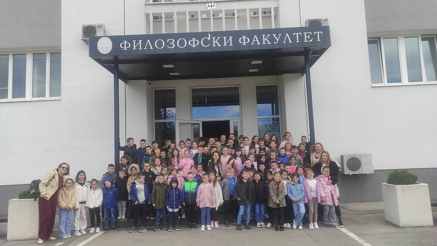 МРКОЊИЋ ГРАД, 15. МАРТА /СРНА/ - Ученици разредне наставе Основне школе "Иван Горан Ковачић" из Мркоњић Града посјетили су хуманитарну изложбу "Сјећања играчака" у Бањалуци, која је организована како би се прикупила помоћ за студенткињу Мају Зељковић Даниловић.