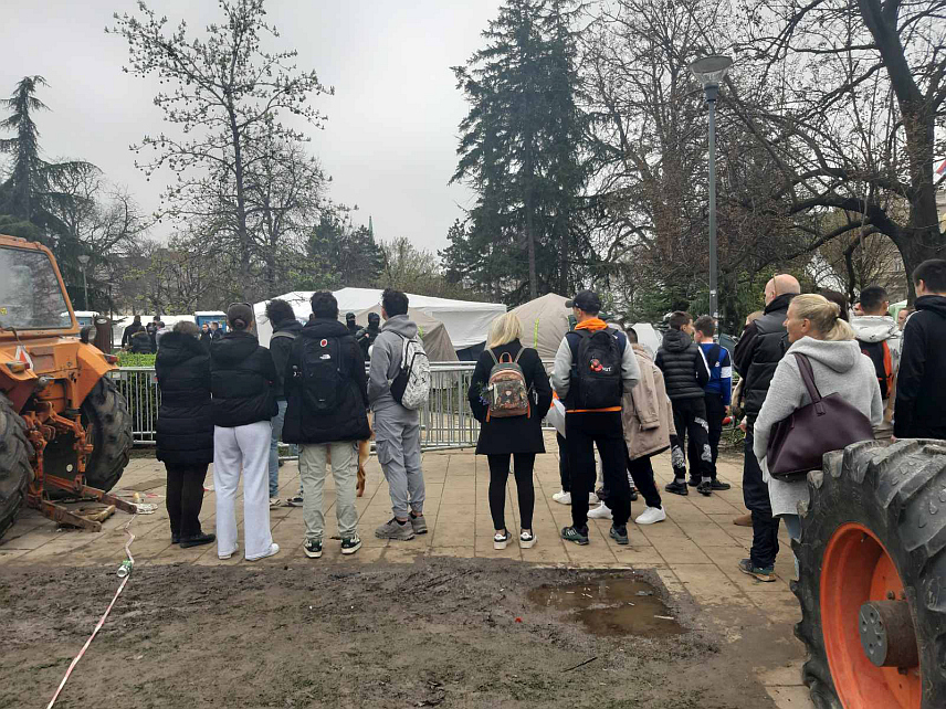 БЕОГРАД, 16. МАРТА /СРНА/ - Групице млађих људи наставиле су и данас да провоцирају студенте који желе да уче, а који се већ 10 дана налазе у Пионирском парку у центру Београда.