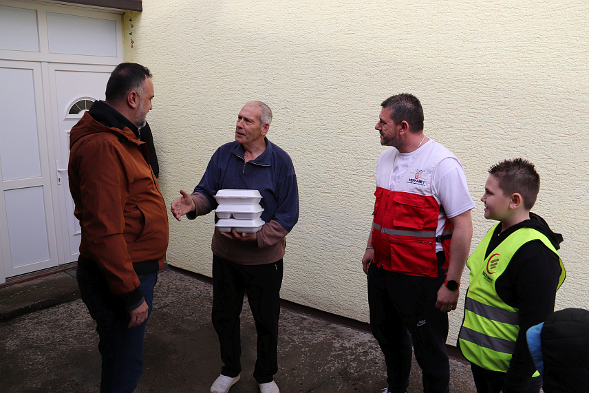 ДЕРВЕНТА, 16. МАРТА /СРНА/ - Градоначелник Дервенте Игор Жунић заједно са представницима "Мерхамета" подијелио је данас 200 ифтара суграђанима исламске вјероисповијести поводом мјесеца рамазана.