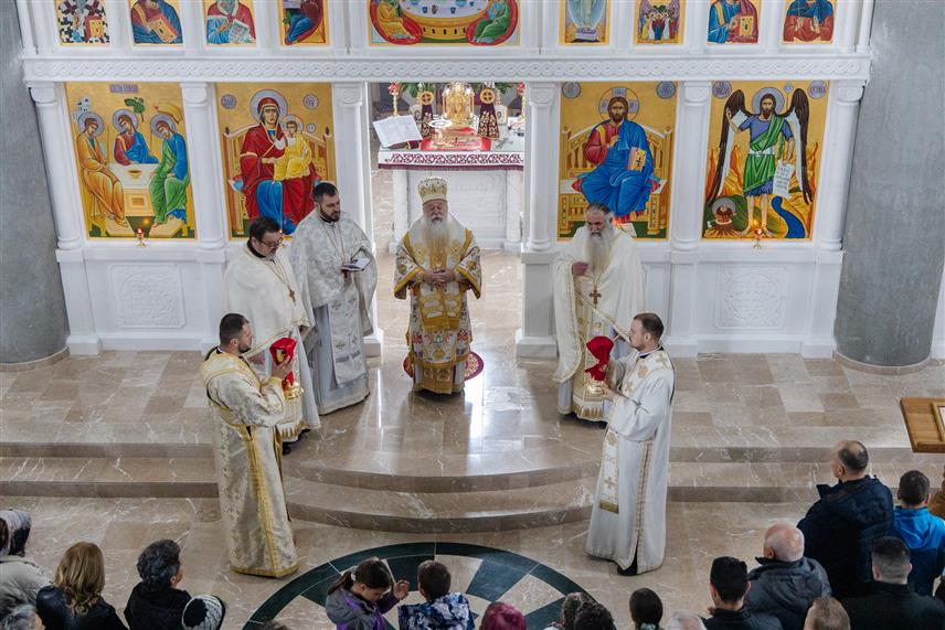 ВЛАСЕНИЦА, 16. МАРТА /СРНА/ - Његово високопреосвештенство митрополит дабробосански Хризостом служио је данас свету архијерејску литургију у новом Храму Пресвете Тројице у Власеници и поручио да треба градити храмове.