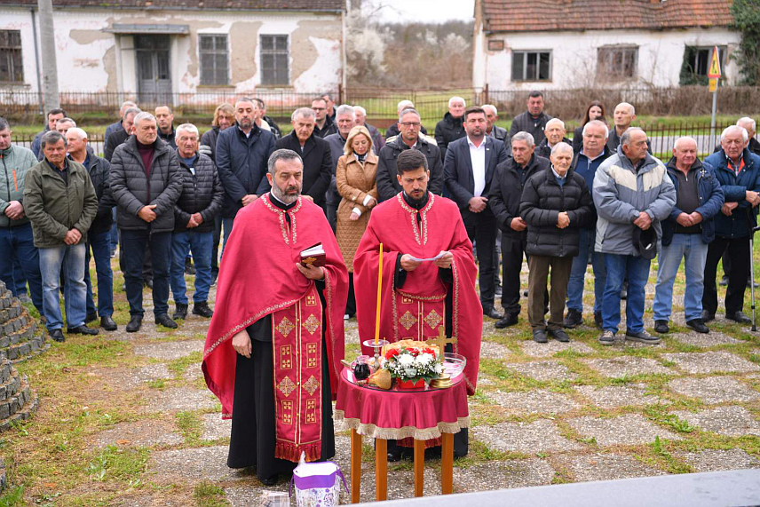 БИЈЕЉИНА, 16. МАРТА /СРНА/ - У Вршанима код Бијељине данас је обиљежена 81 година од стравичног покоља који је 16. марта 1944. године починила злогласна 13. СС "Ханџар дивизија", убивши 82 невина мјештана, међу којима осморо дјеце, а страдале су и читаве породице Аћимовић, Божић, Николић и Требић.