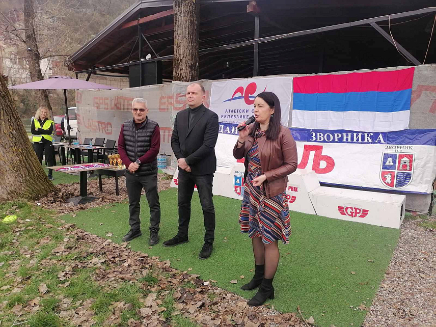 ЗВОРНИК, 16. МАРТА /СРНА/ - На градској плажи поред ријеке Дрине у Зворнику данас је одржано првенство Републике Српске у кросу на којем је учествовало 125 такмичара у тркачким дисциплинама.