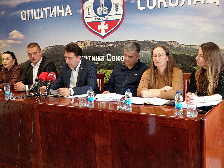 СОКОЛАЦ, 17. МАРTА /СРНА/ - Начелник општине Соколац Страхиња Башевић са сарадницима на конференцији за новинаре данас на Сокоцу.	