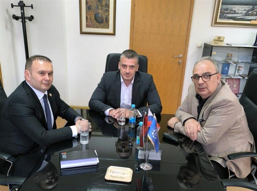 ИСТОЧНО САРАЈЕВО, 17. МАРТА /СРНА/ - Градоначелник Источног Сарајева Љубиша Ћосић и декан Економског факултета Универзитета у Источном Сарајеву Младен Ребић.