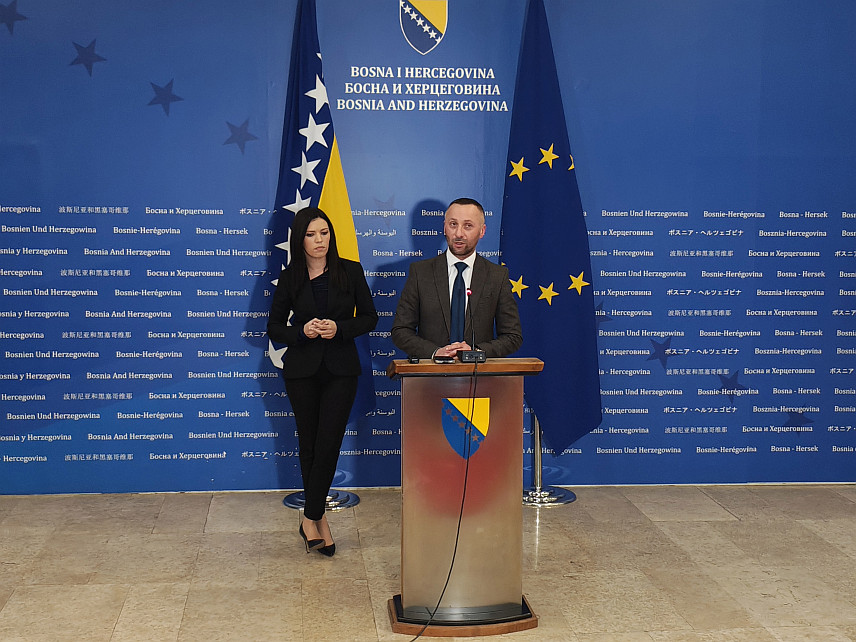 САРАЈЕВО, 17. МАРТА /СРНА/ - Шеф Клуба посланика СНСД-а у Представничком дому Парламентарне скупштине БиХ Сања Вулић и посланик СНСД-а Милорад Којић на конференцији за новинаре.