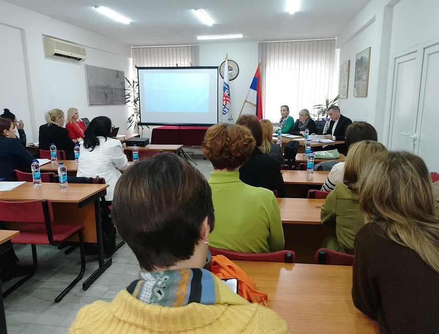 НОВИ ГРАД, 17. МАРТА /СРНА/ - Састанак Радне групе за координацију и сарадњу установа које пружају помоћ, заштиту и подршку жртвама насиља у породици, који је одржан у Новом Граду.