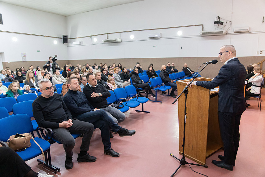 ПРЊАВОР, 17. МАРТА /СРНА/ - Град Прњавор ће у првих пола година субвенционисати са по 70 КМ боравак 258 малишана у приватним вртићима, а од 1. јула тај износ биће повећан на 100 КМ по дјетету, изјавио је данас градоначелник Дарко Томаш.