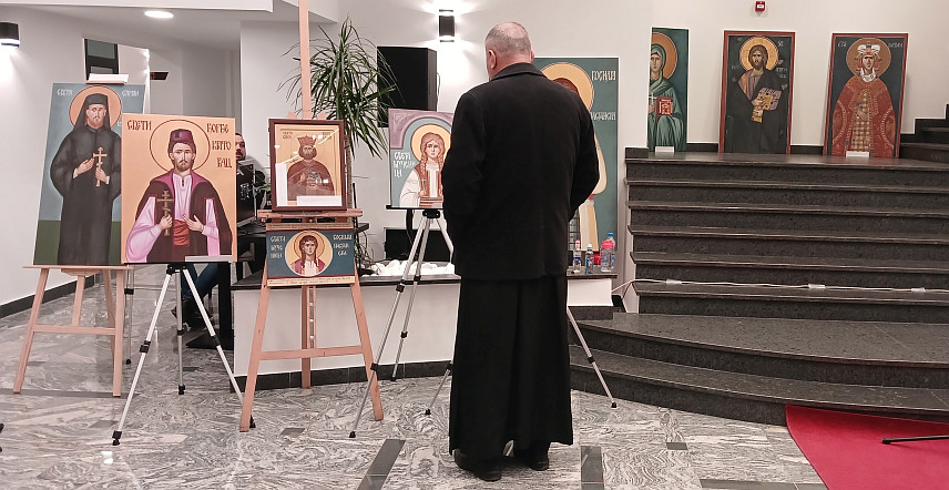 ИСТОЧНО САРАЈЕВО, 17. МАРТА /СРНА/ - Изложба иконописа под називом "Да се не заборави", поводом обиљежавања 21 године од погрома Срба на Косову и Метохији, отворена је вечерас у Источном Сарајеву.