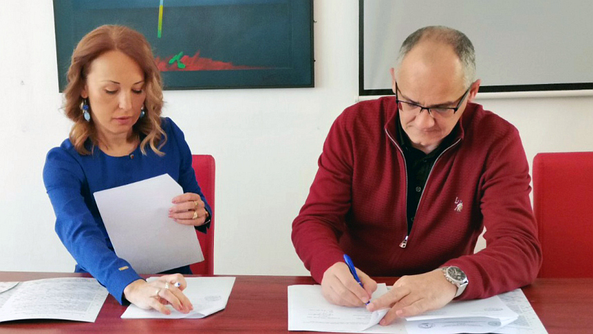 ДОБОЈ, 18. МАРТА /СРНА/ - У Добоју је данас потписан меморандум о пословно-техничкој сарадњи Гимназије "Јован Дучић" и Саобраћајног факултета Универзитета Источно Сарајево, који ће ученицима омогућити да присуствују тематским радионицама и стичу научна сазнања.
