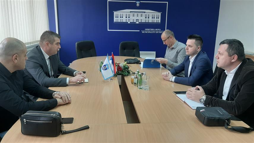 ФОЧА, 18. МАРТА /СРНА/ - У Фочи је данас одржан састанак начелника општине Милана Вукадиновића, представника два комунална предузећа и Фонда за заштиту животне средине Републике Српске на којем је разговарано, између осталог, о могућностима преласка котловница у овој општини са угља на пелет, с обзиром на велику загађеност ваздуха у зимском периоду.