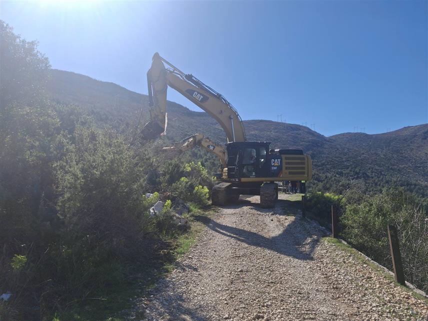 ТРЕБИЊЕ, 18. МАРТА /СРНА/ - У Требињу су данас почели - од Бањеваца до Алексине Међе, а за прву фазу радова око четири милиона КМ обезбиједило је предузеће "Путеви Републике Српске".