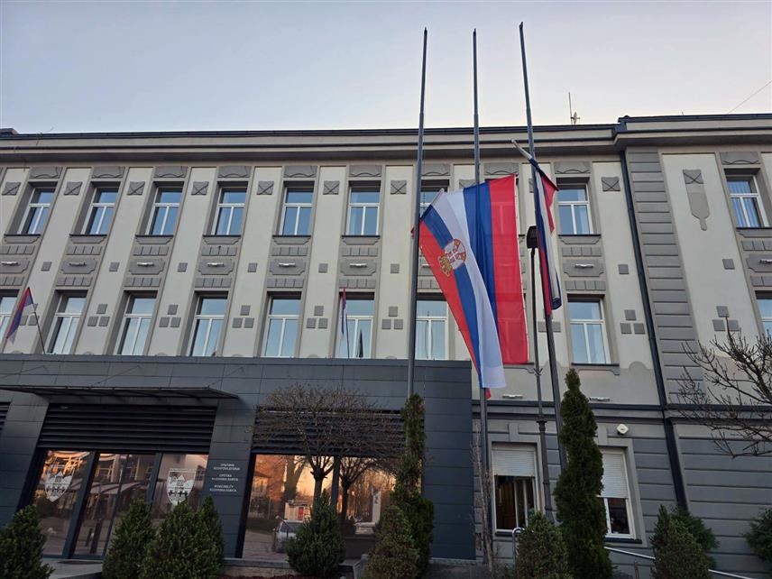 КОЗАРСКА ДУБИЦА, 18. МАРТА /СРНА/ - На подручју Козарске Дубице и Републике Српске данас је дан жалости, а симболичним спуштањем застава на пола копља исказано је саосјећање са становницима града Кочани и народом Сјеверне Македоније.