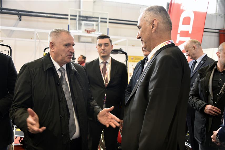 БАЊАЛУКА, 18. МАРТА /СРНА/ - Премијер Републике Српске Радован Вишковић, министри у Влади и рекор Универзитета у Бањалуци Радослав Гајанин су, након отварања Међународног сајма привреде "Бањалука експо", обишли изложбене просторе и разговарали са привредницима.