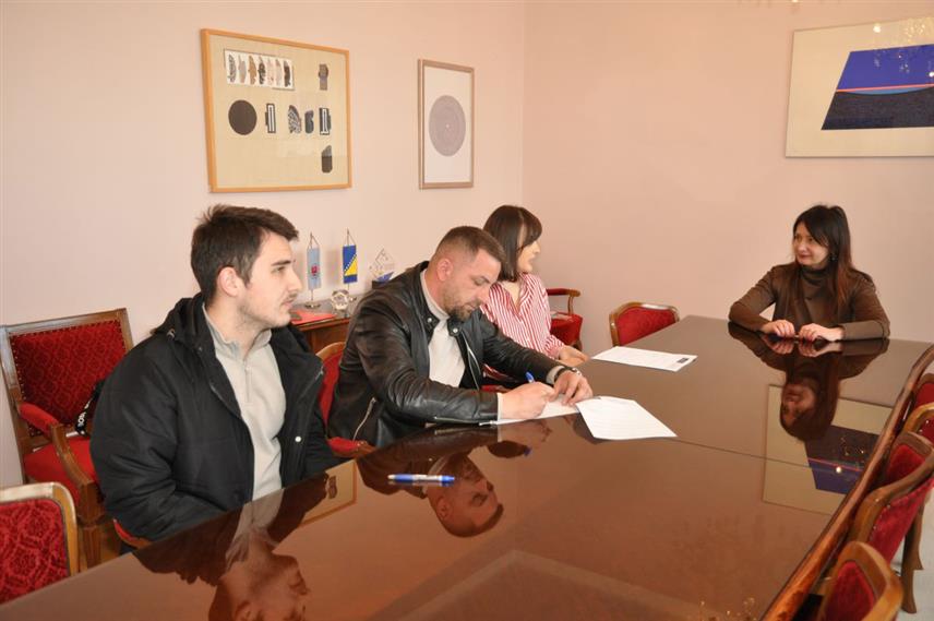 ПРИЈЕДОР, 18. МАРТА /СРНА/ - Стипендију предузећа "Робини дизајн" добио је студент машинства на новосадском Факултету техничких наука Синиша Стеванић који има просјек оцјена 10 и ученица из Приједора смјештена у Дом за незбринуту дјецу "Рада Врањешевић" у Бањалуци на приједлог Градске управе из Приједора.