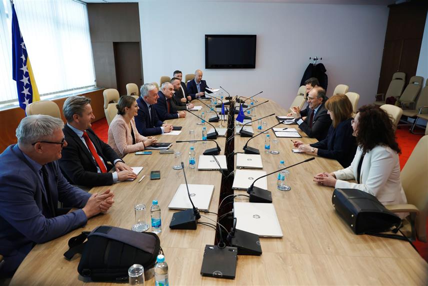 САРАЈЕВО, 18. МАРТА /СРНА/ - Чланови Комисије за борбу против корупције Представничког дома Парламентарне скупштине БиХ одржали су данас у Сарајеву састанак са шефом Делегације ЕУ у БиХ Луиђијем Сореком.