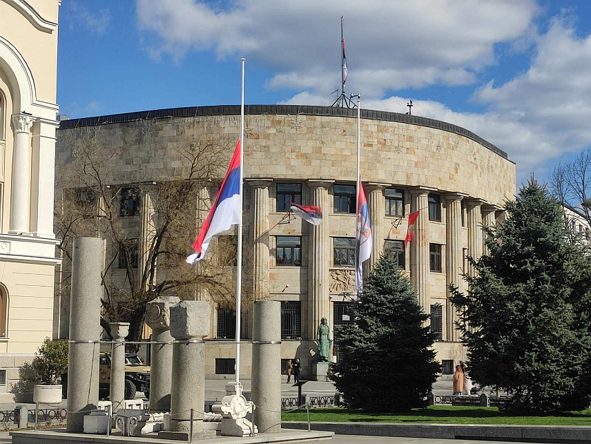 БАЊАЛУКА, 18. МАРТА /СРНА/ - На институцијама Републике Српске у Бањалуци заставе су спуштене на пола копља поводом Дана жалости због трагедије у Кочанима у Сјеверној Македонији.