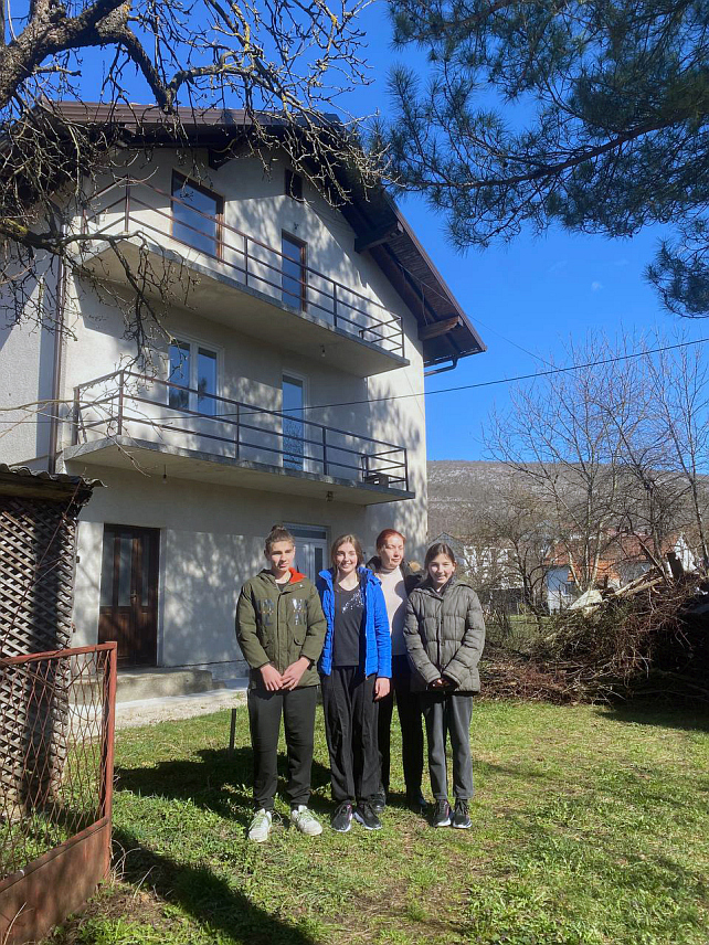 ДРВАР, 18. МАРТА /СРНА/ – Самохрана мајка Тијана Пећанац са троје д‌јеце из Дрвара добила је нови дом захваљујући Хуманитарној организацији "Срби за Србе", те је тим поводом данас организовано свечано усељење у нову кућу.	