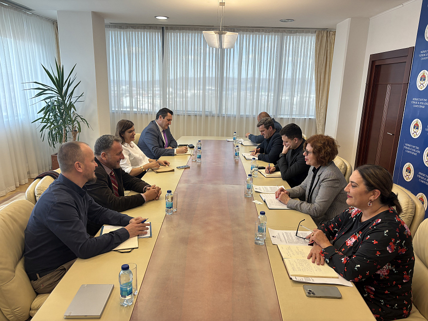 БАЊАЛУКА, 18. МАРТА /СРНА/ - Састанак министра управе и локалне самоуправе Републике Српске Сенке Јујић са резидентним представником УНДП-а Реноом Мејером.