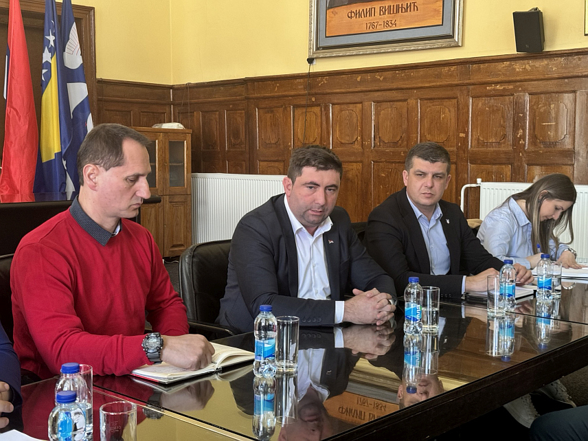 БИЈЕЉИНА, 18. МАРТА /СРНА/ - Представници Градске управе Бијељина и "Противградне превентиве Републике Српске" разговарали су данас о потреби да се повећа накнада за стријелце у Семберији са садашњих 300 КМ током шестомјесечне сезоне.