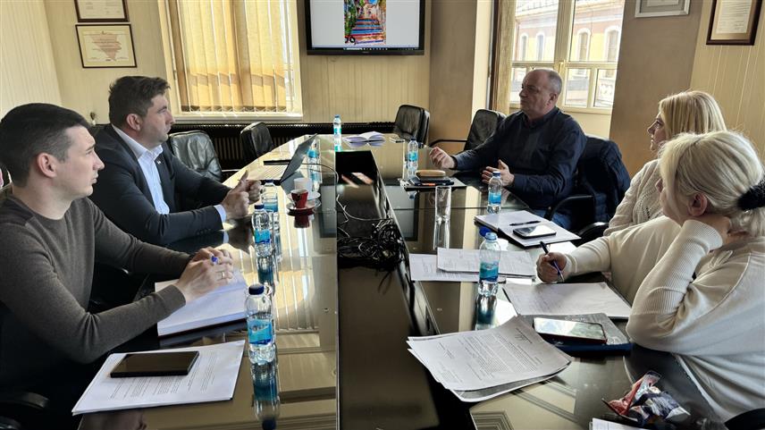 БИЈЕЉИНА, 18. МАРТА /СРНА/ - У Бијељини су се стекли услови за адаптацију простора за отварање "Семберске куће", након што је Скупштина града усвојила одлуку којом се пословни простор у центру града, на мјесту некадашњег "Ом кафеа" уступа на кориштење Туристичкој организацији.